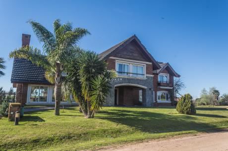 Casa De 6 Dormitorios En Colinas De Carrasco