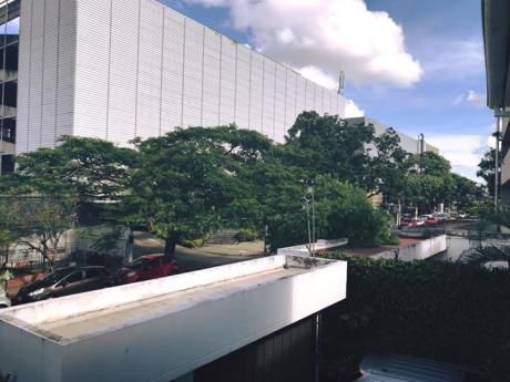 Casa En Venta Por El Cine Center A Media Cuadra 2do Anillo