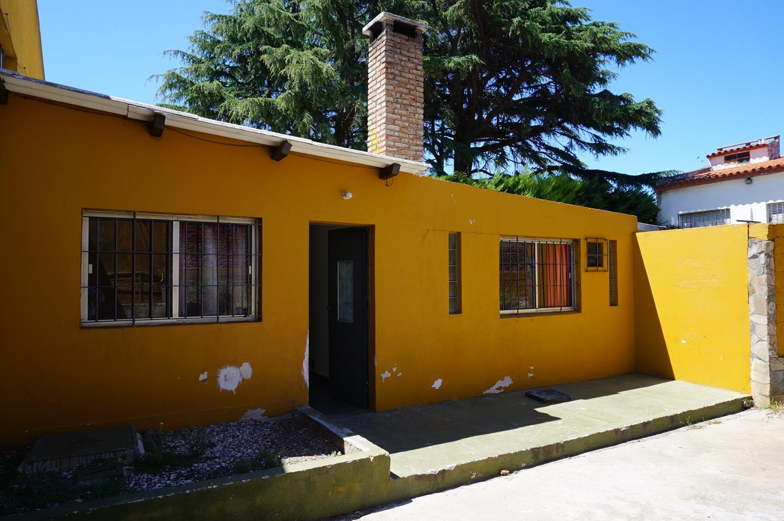 Casa de 2 dormitorios + galpón con 9 cocheras alquiladas en $ 20.000 y amplio fondo ( Belvedere )