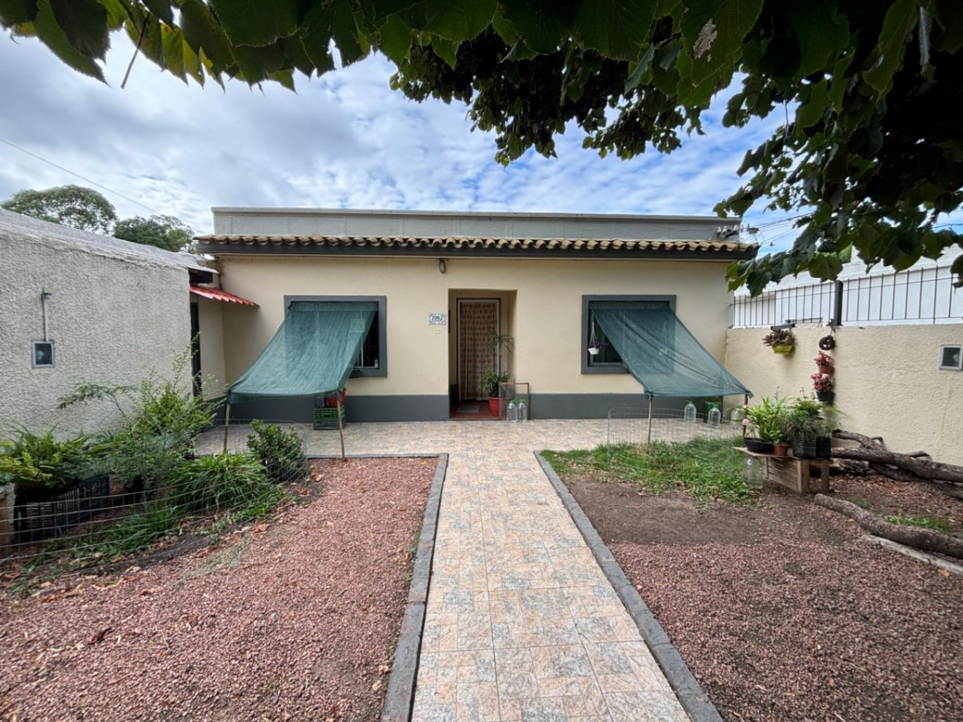 Buena casa "con renta" 2 dormitorios y garage, excelente estado de conservación en Lezica