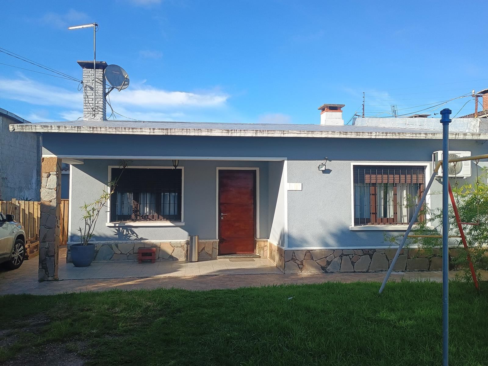Muy buena casa con apto de servicio, terreno de 1201 m2 con 16 mts de frente