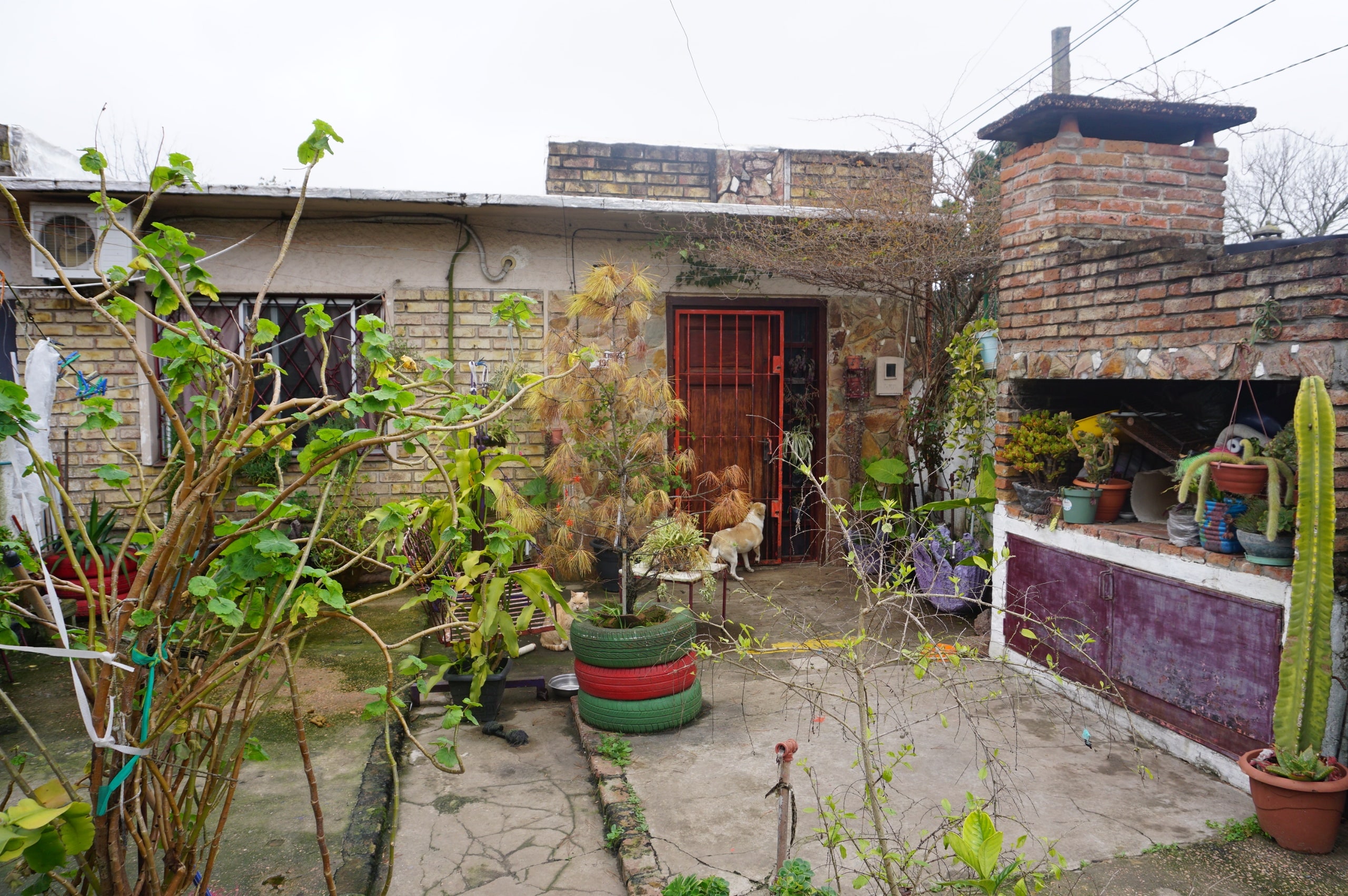 Linda casita al frente de 2 dormitorios con garaje en Colón, sobre la Av. Manuel Fortet