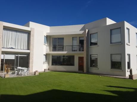 Preciosa, Moderna Casa En Jardines Del Sur