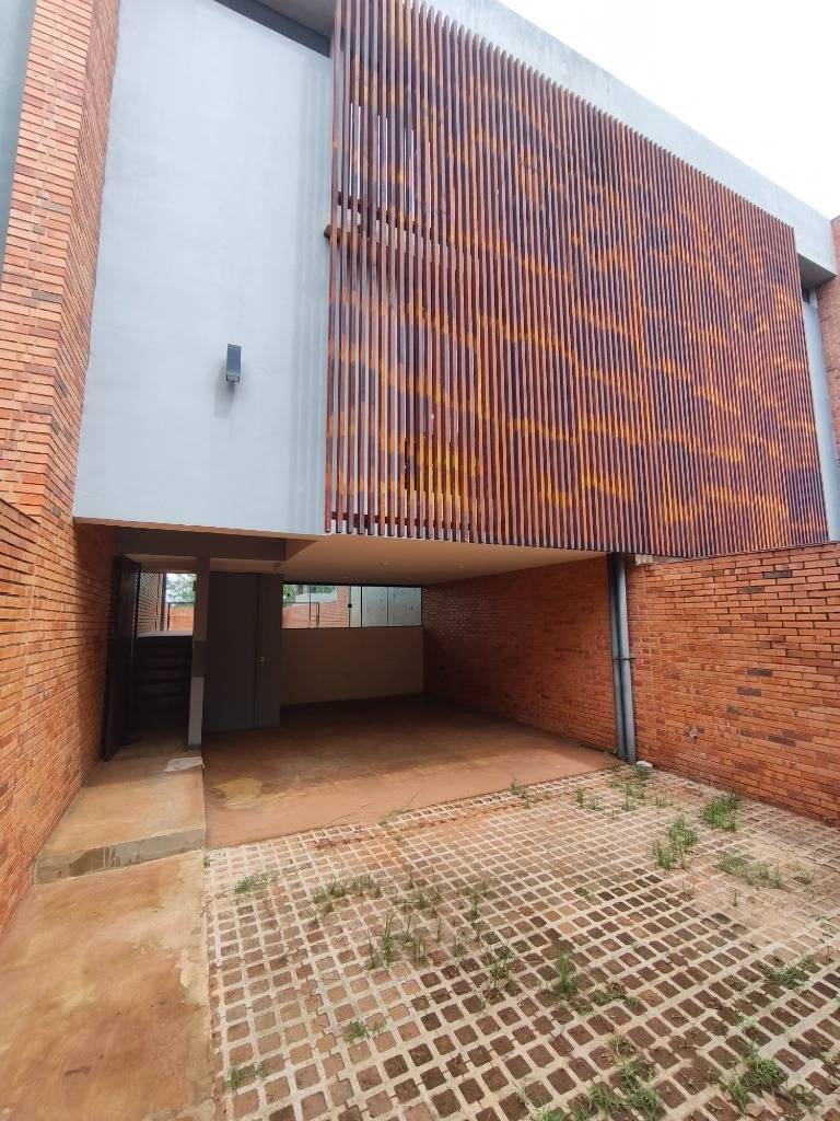 Alquilo Amplio y Moderno Duplex en Laurelty Luque — foto 2