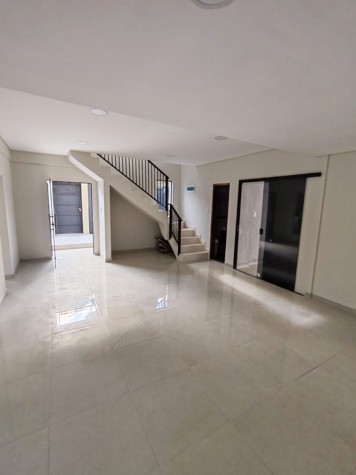 Hermosa Casa de 2 Plantas con Piscina en ÑEMBY en alquiler — foto 3