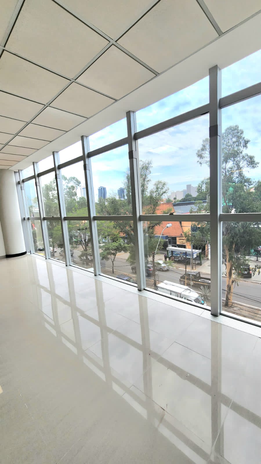 ALQUILO OFICINA EN EDIFICIO CORPORATIVO SKYCENTERVO — foto 2