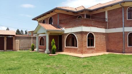 Amplia Casa En Alquiler