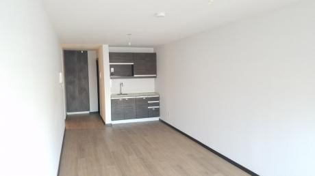 Estrene! Piso Alto Con Balcón. Ideal Para Renta O Vivir.