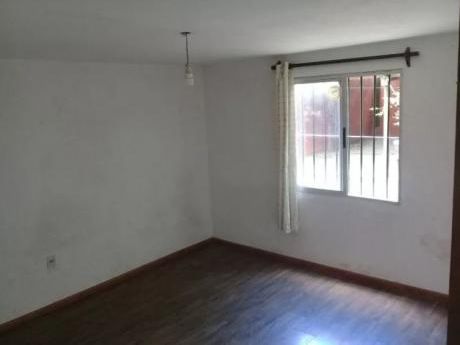 Alquiler De Casa 2 Dormitorios Con Cochera En Solymar, Canelones.