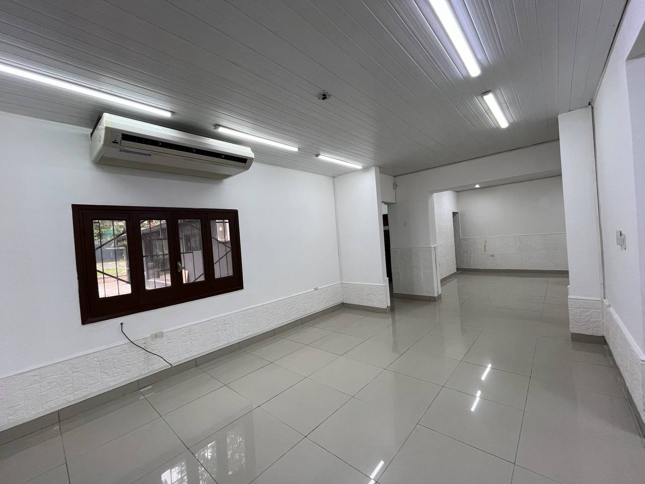 Local comercial | Showroom | Oficinas | CON ESTACIONAMIENTO SOBRE AVENIDA — foto 3