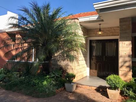 Vendo Amplia Residencia En Barrio Mcal Estigarribia, Toda En Planta Baja