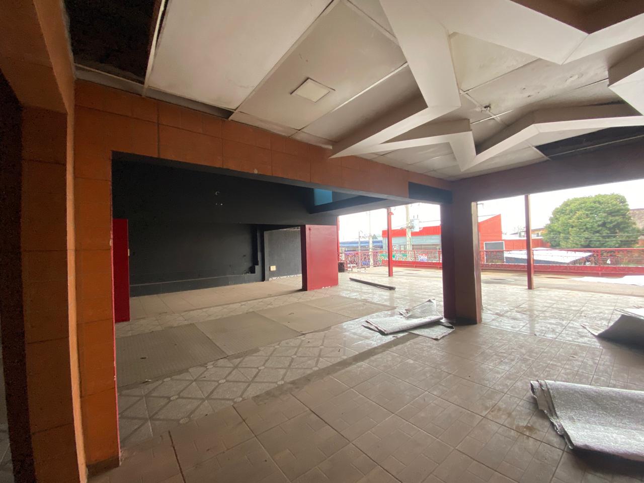 D.G. Alquilo Amplio Salón Comercial De Dos Pisos En Fdo De La Mora — foto 2