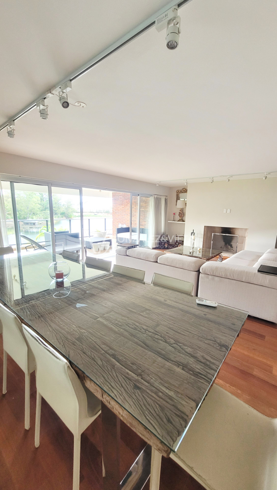 Apartamento de 4 dormitorios con vista al lago en Bilú Carrasco
