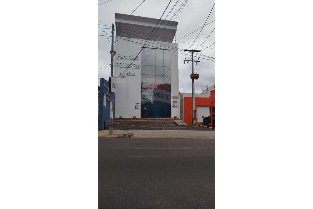 Alquilo edificio de 3 niveles — foto 3