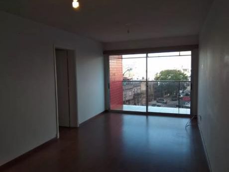 Alquiler De Apartamento 2 Dormitorios Con Garaje En Pocitos, Montevideo.
