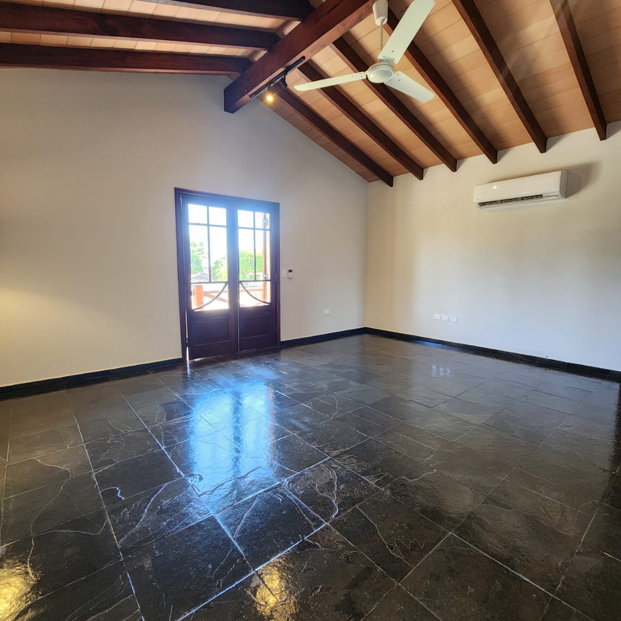 *en Alquiler - Hermosa Casa En Ycuá Satí* A Cuadras Del Colegio Goethe! — foto 3