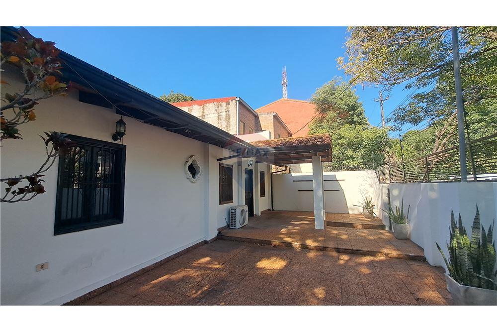 VENDO CASA REFACCIONADA EN ESQUINA EN ASUNCION — foto 2