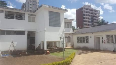 Casa Y Local Comercial En Venta Av. Irala