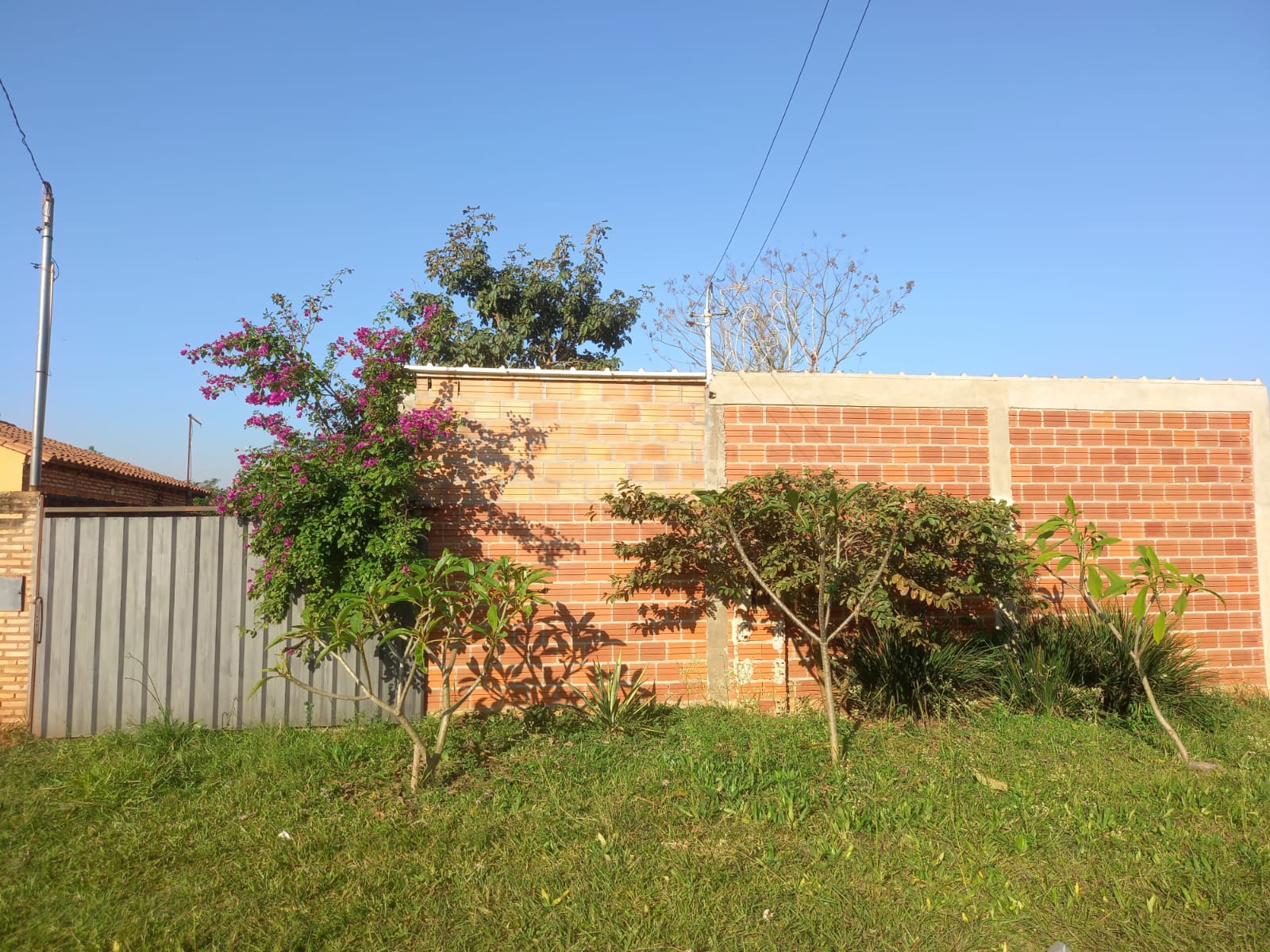 Vendo una casa totalmente amurallada a dos cuadras de la Ruta Mcal. Estigarribia — foto 2