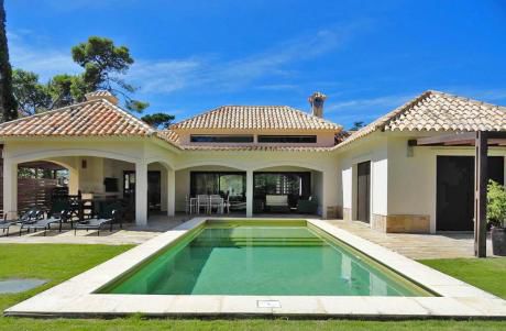 Casa En Playa Mansa, Barrio Privado. Pileta Climatizada, Directv Y Wifi