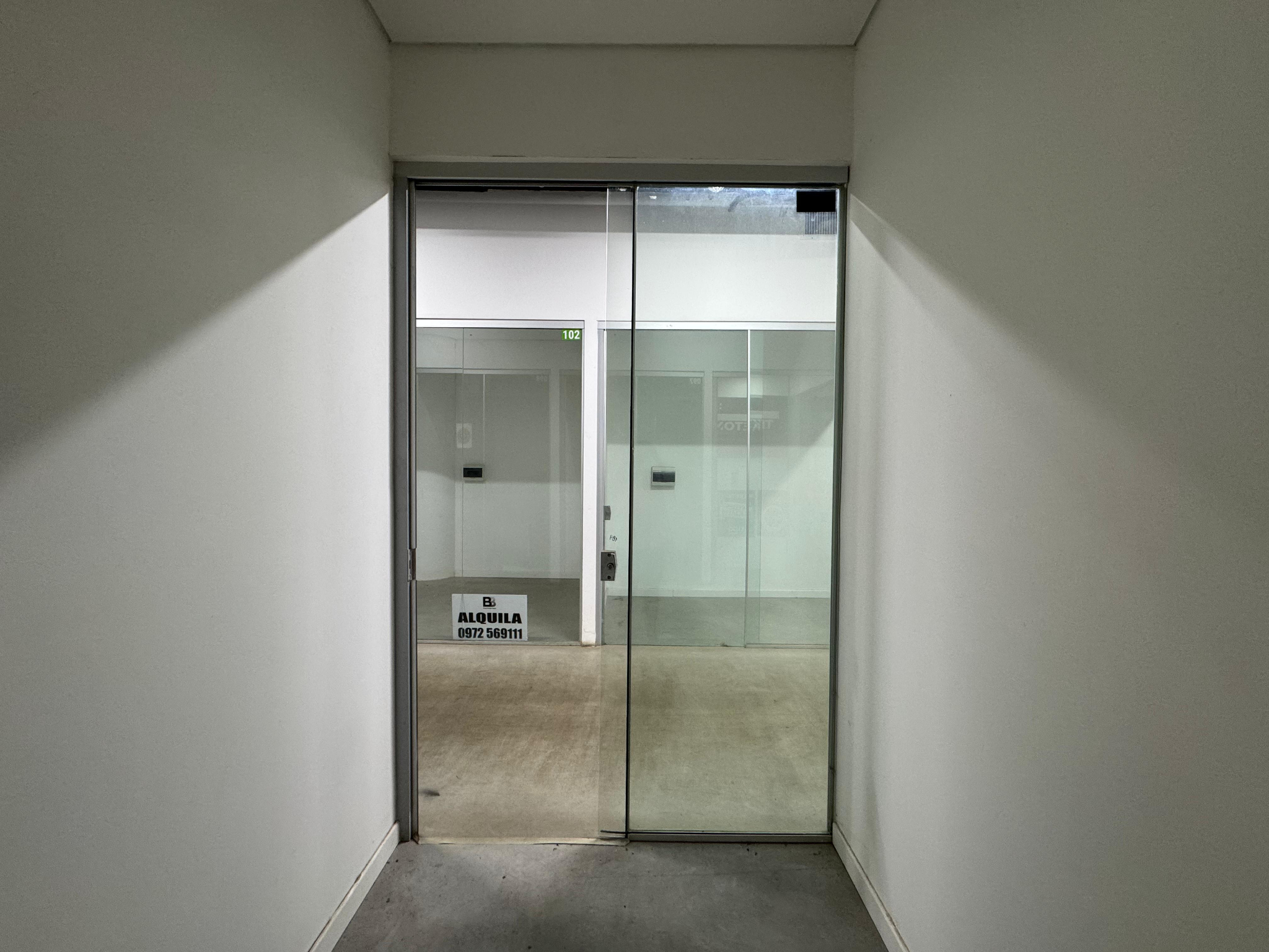 ALQUILO SALÓN COMERCIAL EN GALERÍA M4. — foto 3