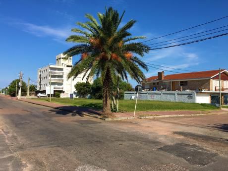 Terreno En Venta, Piriápolis, Centro, 900m², 50 M De Rambla