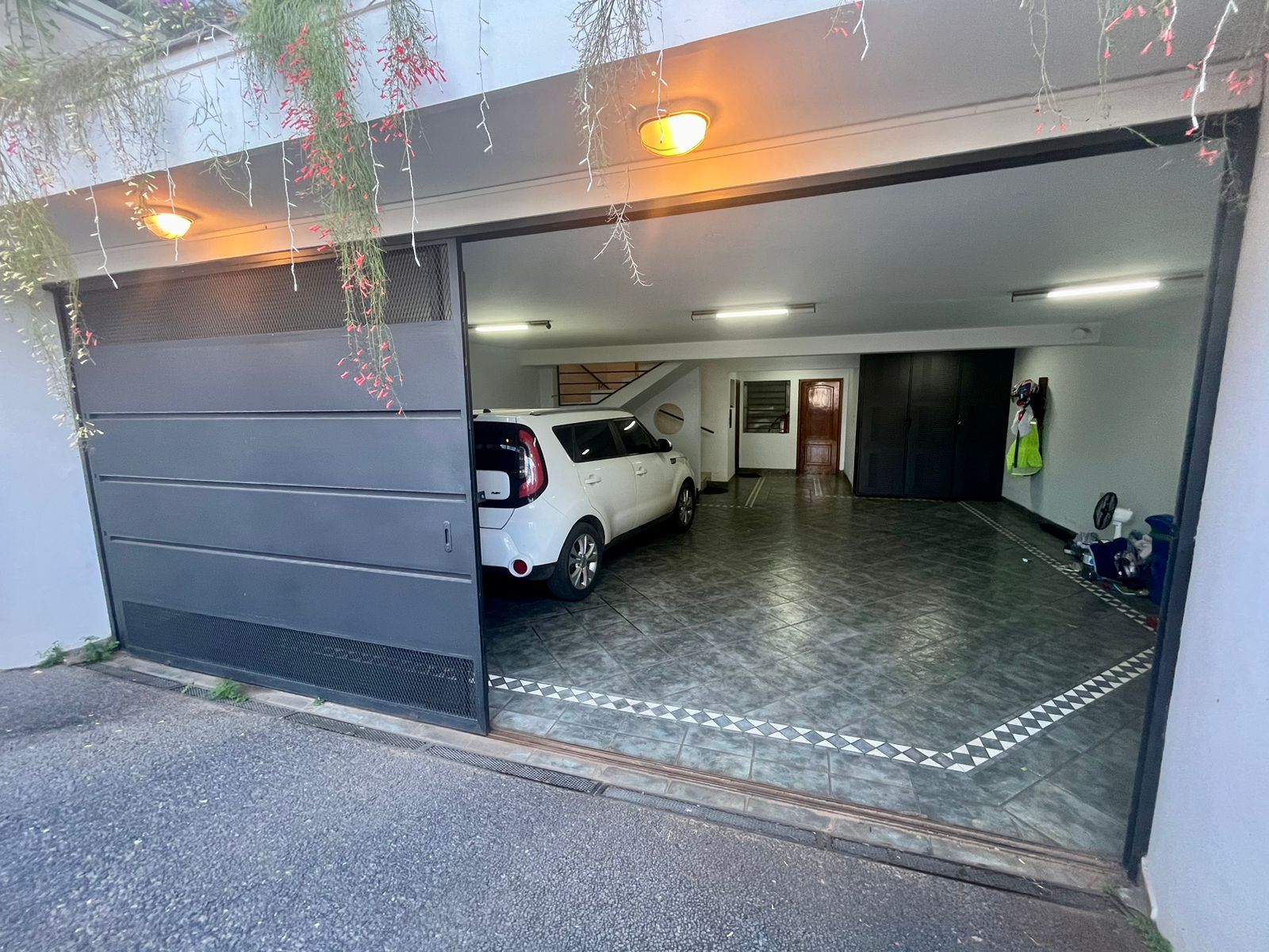 ALQUILO IMPONENTE RESIDENCIA PARA OFICINA O VIVIENDA – BARRIO VILLA AURELIA — foto 3