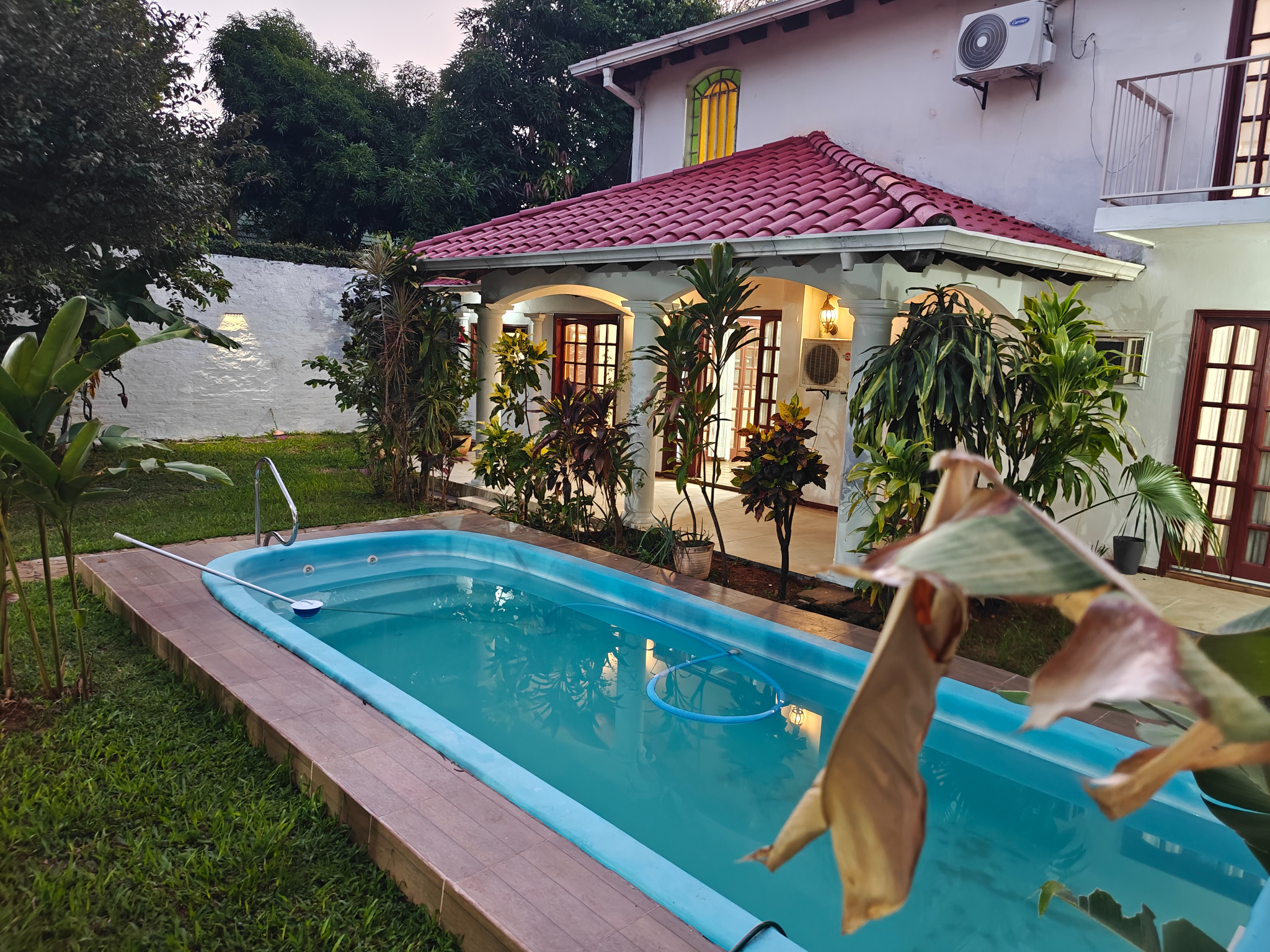 Dueño Vende Residencia En El Corazón Del Barrio  Los Laureles  Asunción — foto 2