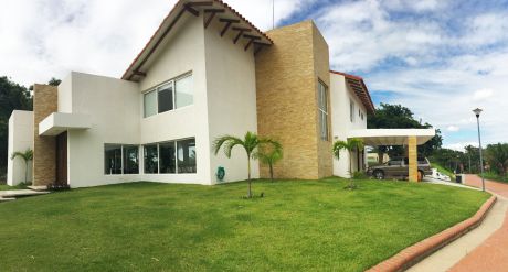 Casa De Lujo En Esquina En Urubo!