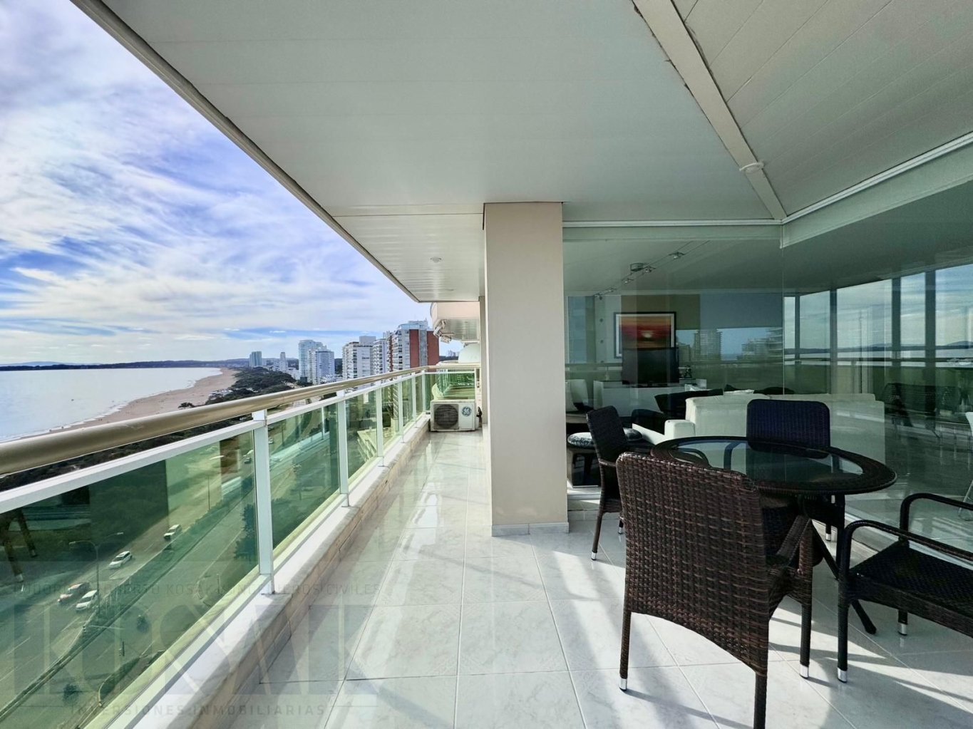 Punta del Este Mansa Premium  al mar ALQUILER piso alto esquinero 3 dorm + dp