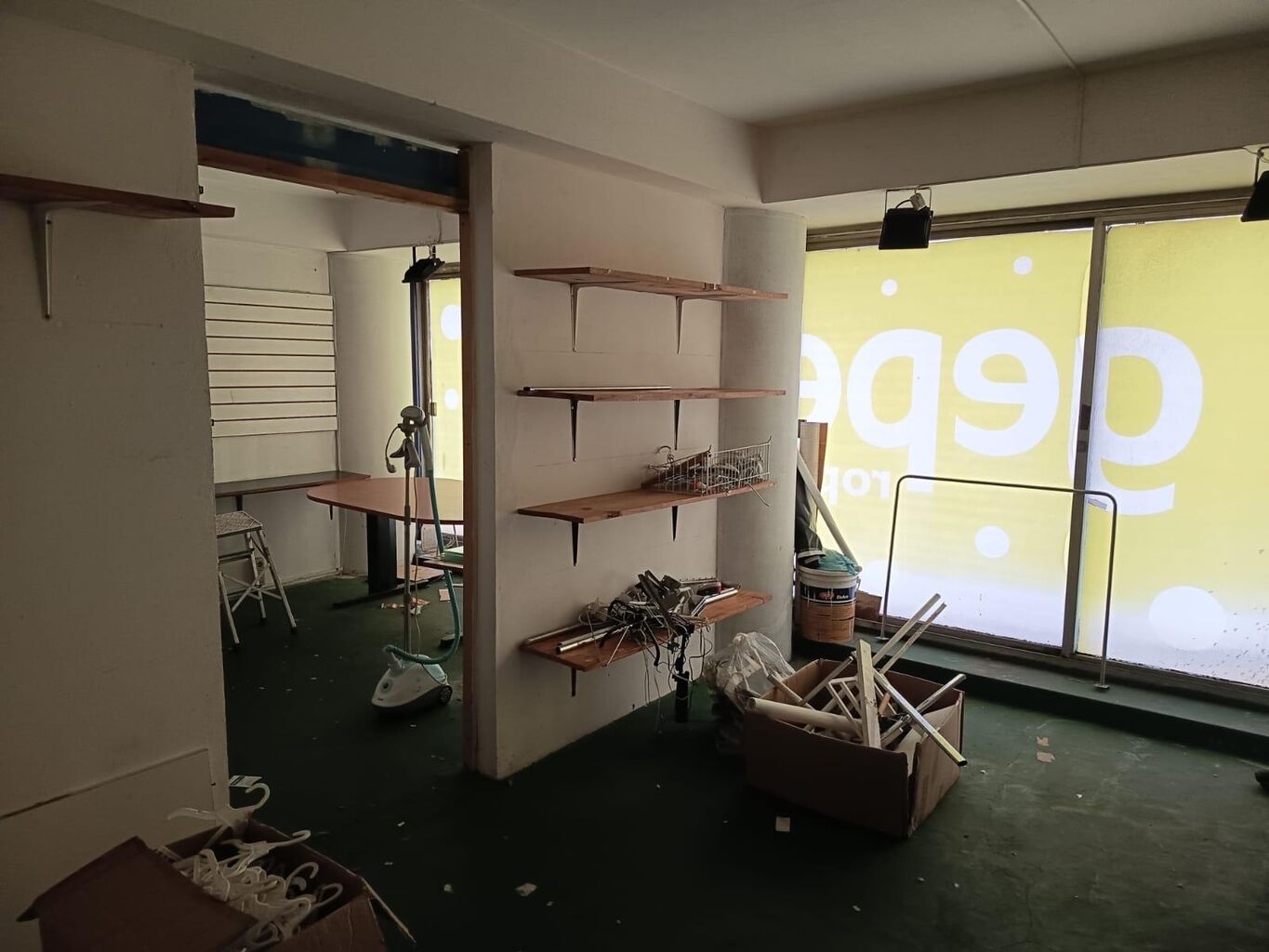 Alquiler de local en Ciudad Vieja – 70 m² en dos plantas con vidriera