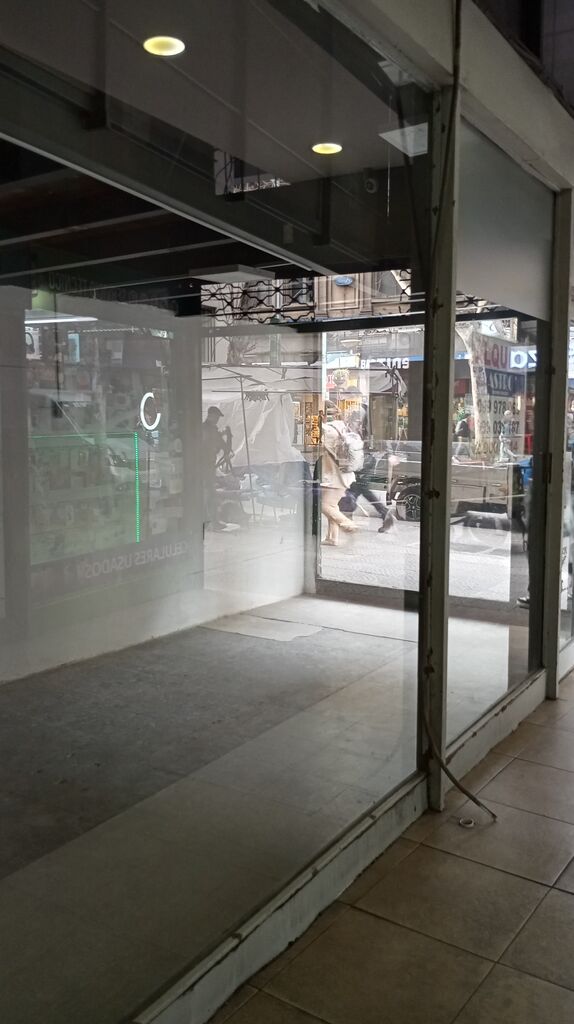Excelente local sobre 18 de Julio en Galería