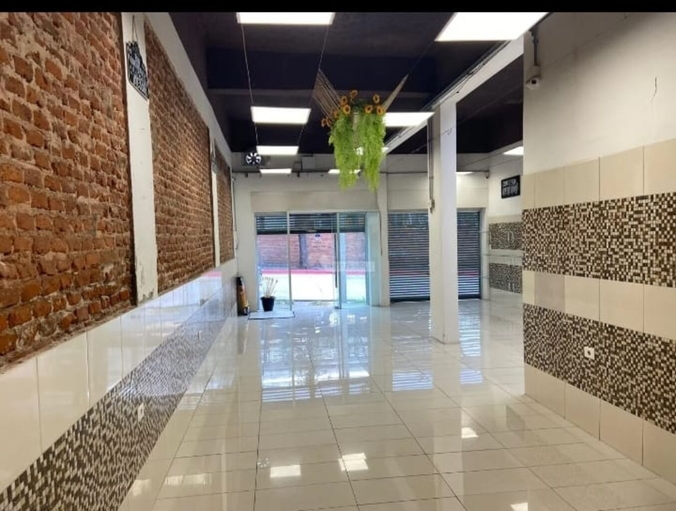 Alquiler Tres Cruces Local comercial padrón único apto gastronomía con 98 m² y gran visibilidad