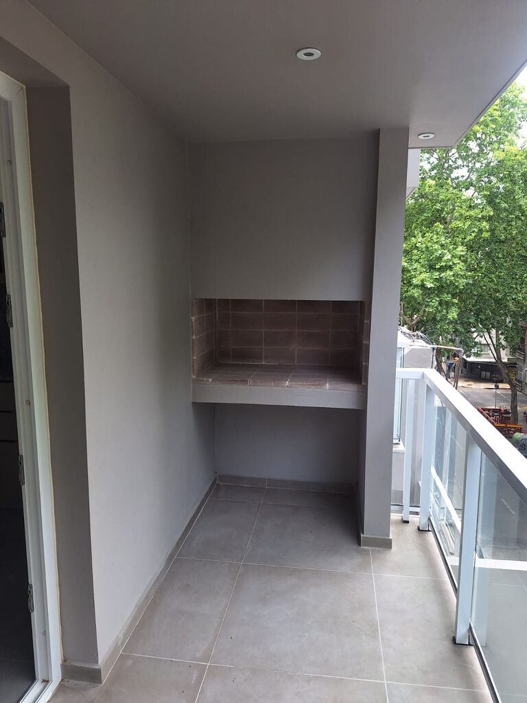 Alquiler Centro: amplio apartamento con gran terraza y parrillero · Foto 2