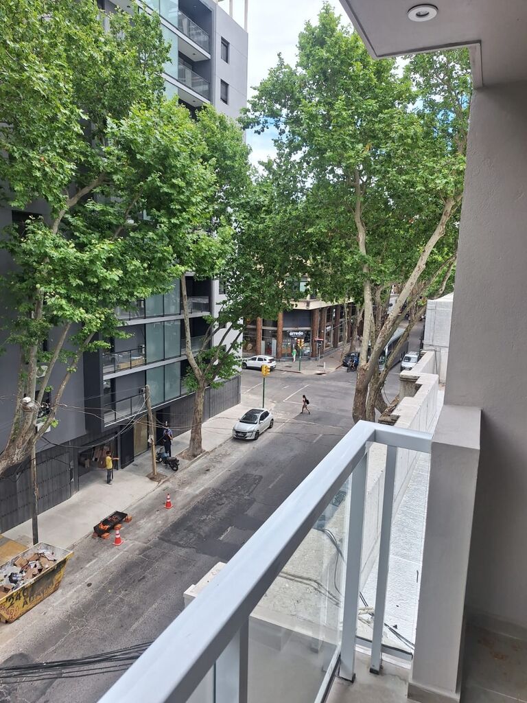 Alquiler Centro: amplio apartamento con gran terraza y parrillero · Foto 3