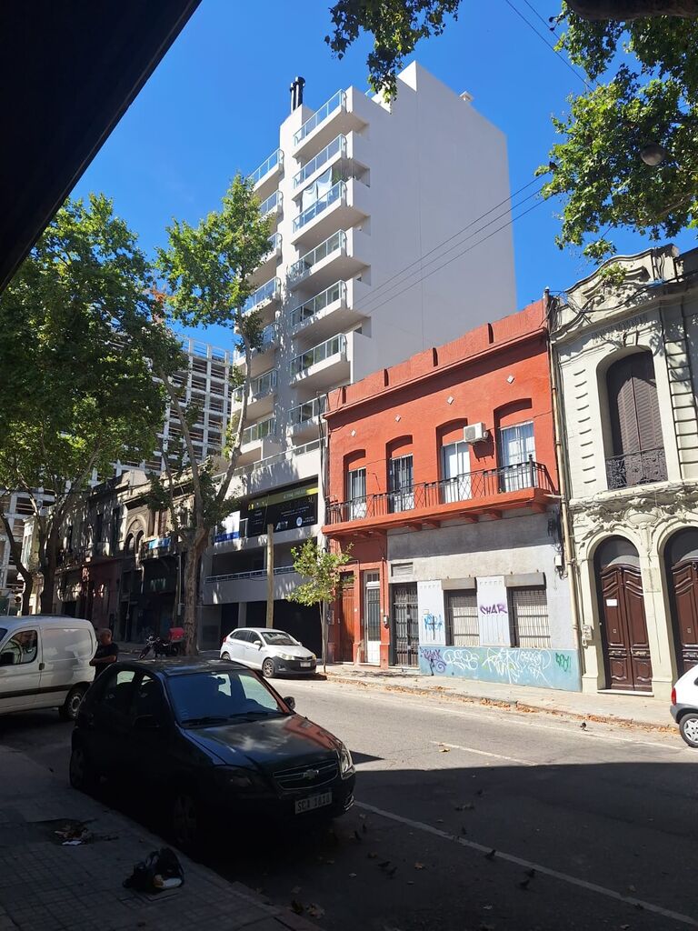 Alquiler Centro: amplio apartamento con gran terraza y parrillero · Foto 4