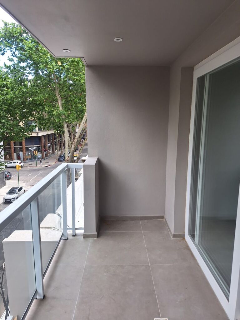 Alquiler Centro: amplio apartamento con gran terraza y parrillero · Foto 1