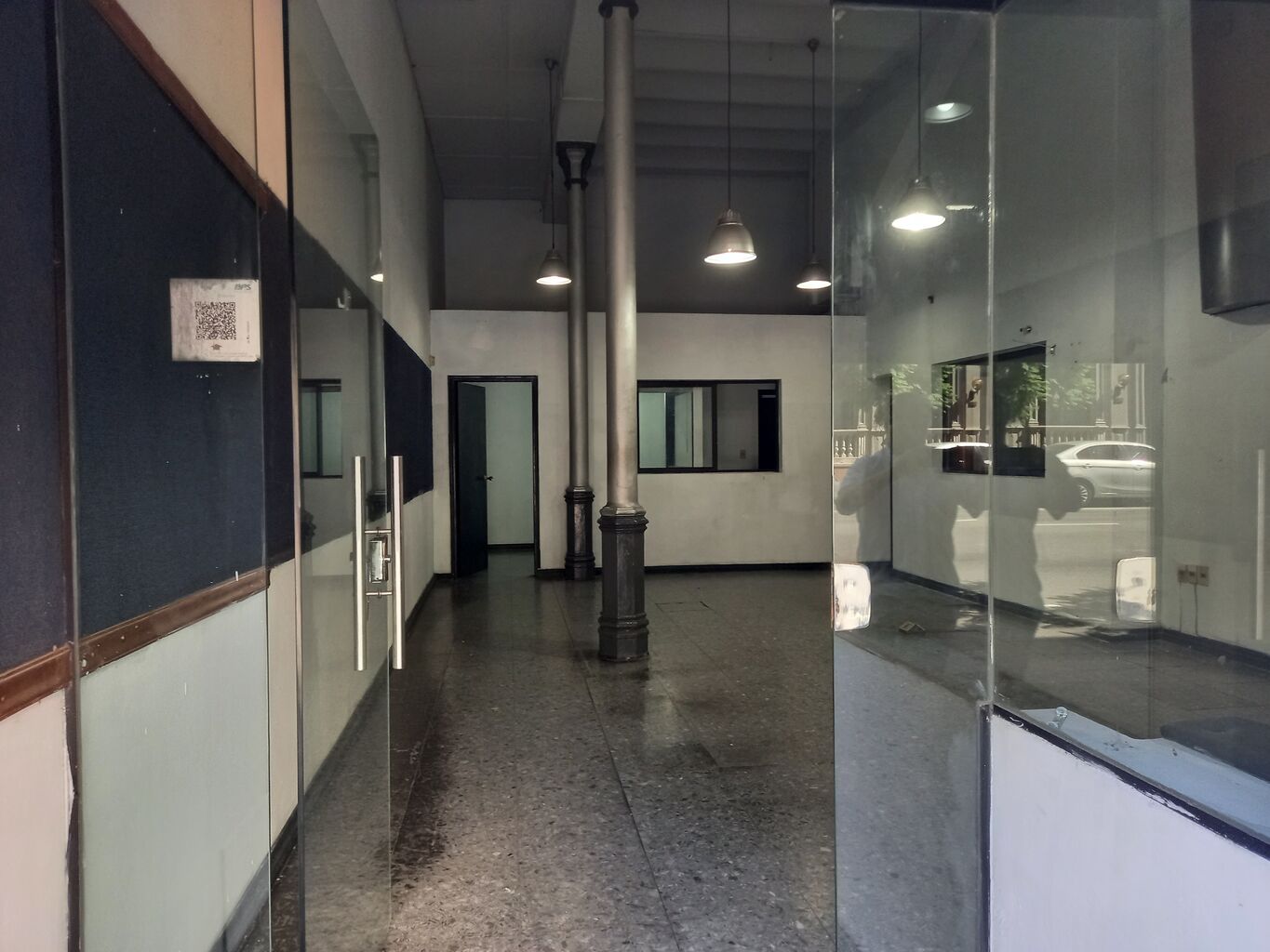 Local sobre Av Uruguay · Foto 4