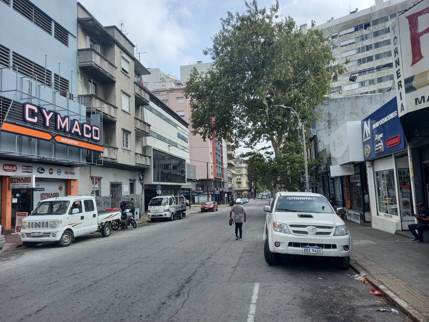 Excelente local zona REPUESTERA!!!!