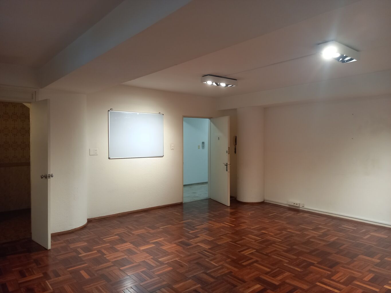 Excelente Oficina próximo a Plaza Independencia
