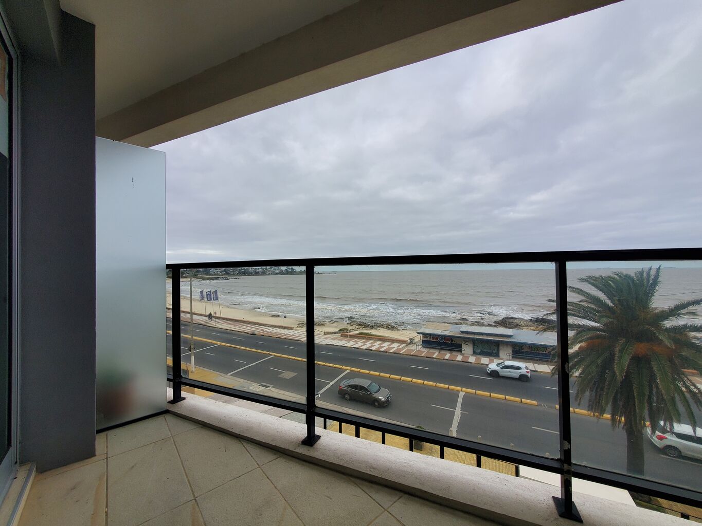 Alquiler Amplio Apartamento 1 Dormitorio en Malvín Sur sobre la Rambla | Garaje, Balcón y Box