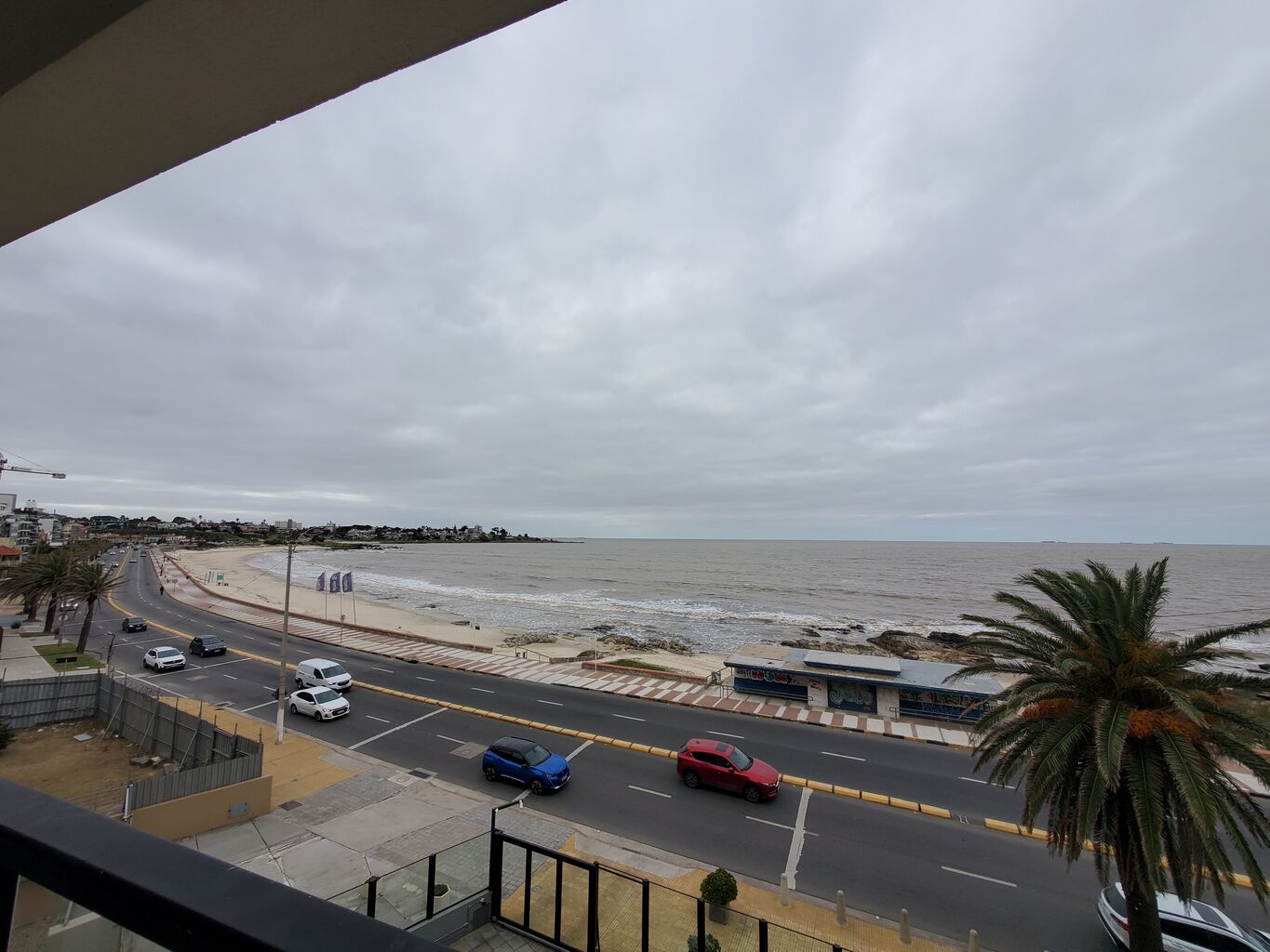 Alquiler Amplio Apartamento 1 Dormitorio en Malvín Sur sobre la Rambla | Garaje, Balcón y Box