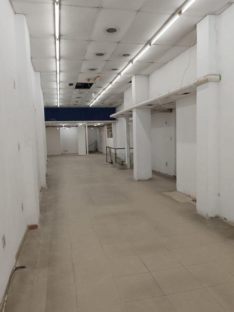 Amplio  Local Comercial 18 de Julio  y Roxlo · Foto 7