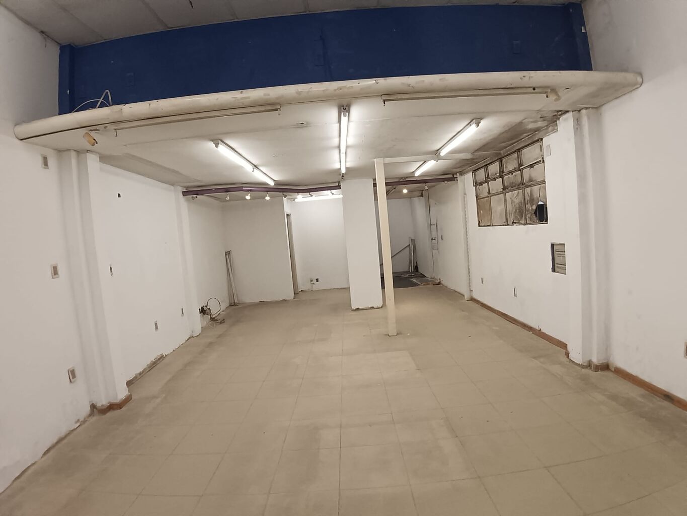 Amplio  Local Comercial 18 de Julio  y Roxlo · Foto 6