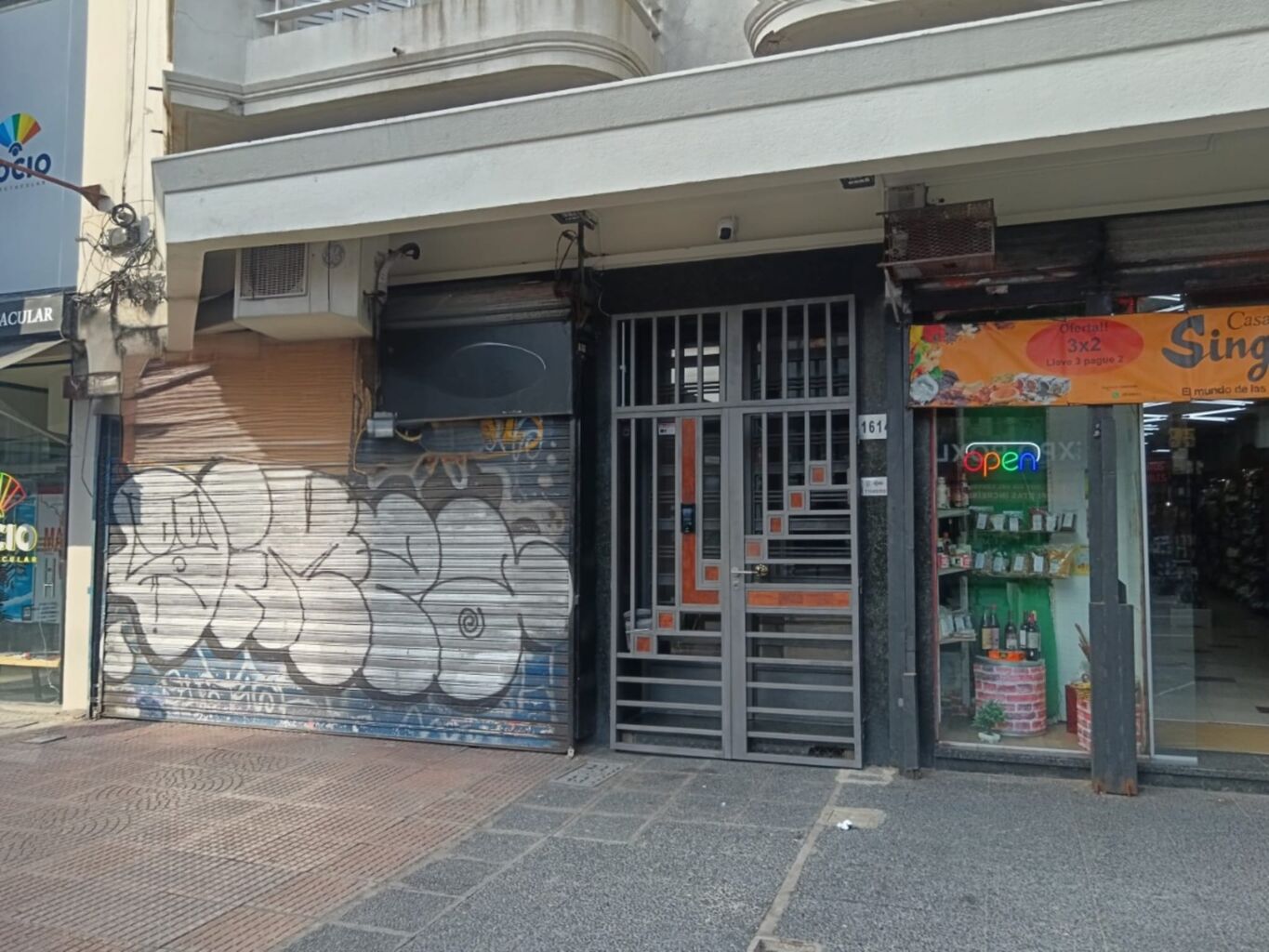 Amplio  Local Comercial 18 de Julio  y Roxlo · Foto 1
