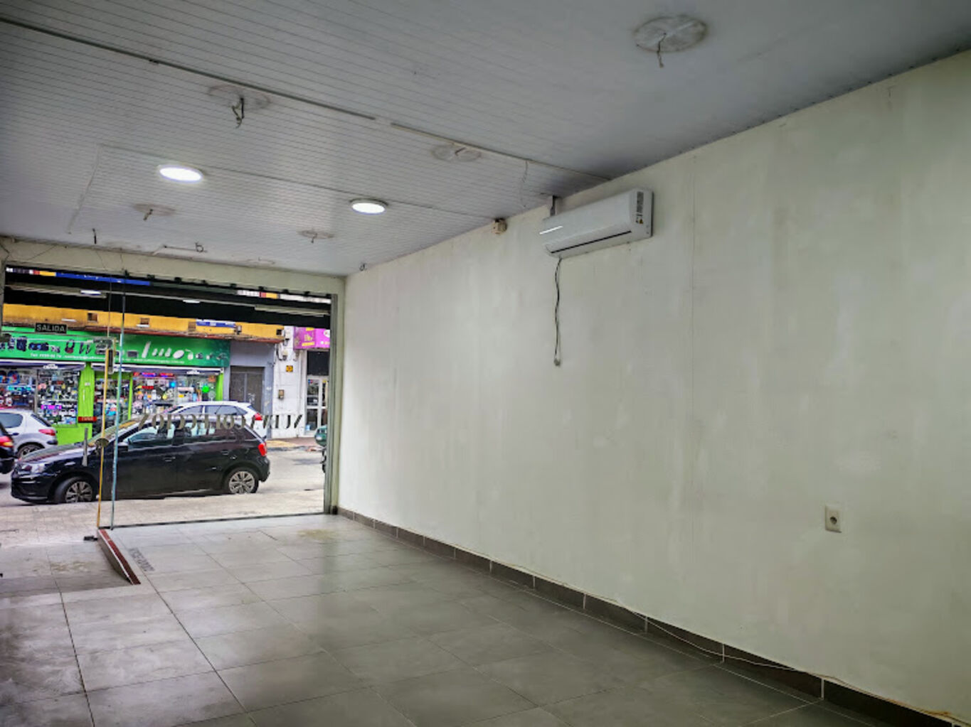 Local Comercial con Depósito de 200 m² en Zona Mayorista