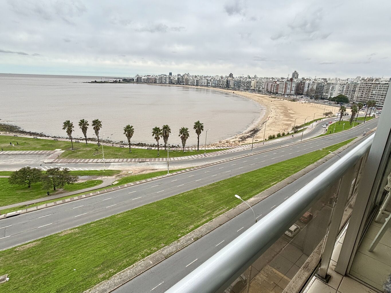 EN ALQUILER - APTO. FRENTE A KIBÓN – VISTA AL MAR – 2 DORM + GARAGE - SIN MUEBLES