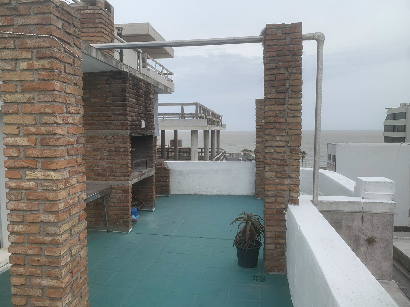 Hermoso  apto de 2 dormitorios y amplia terraza con vista al mar