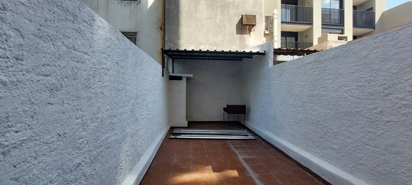 Apartamento de 1 dormitorio con amplio patio, cerca de Facultades · Foto 12