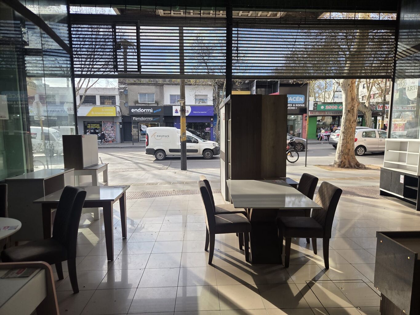 Alquiler Gran Local Comercial en 8 de Octubre y Comercio - 400m2 · Foto 6